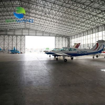 Hangar de aeronaves de estrutura de aço que oferece um grande espaço livre e opções de design flexíveis para várias instalações de aviação