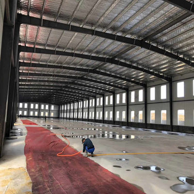Oficina espaçosa de estrutura de aço, ideal para aplicações em armazéns de engenharia de fabricação e escritórios em canteiros de obras com estrutura de aço forte