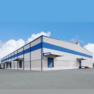 Armazém de estrutura de aço espaçoso com porta deslizante e estrutura principal de coluna durável
