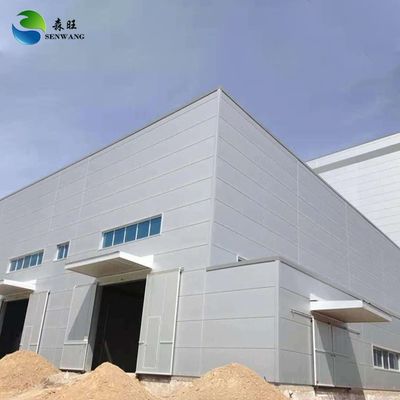 Estruturas de aço pré-fabricadas de vários andares Kit de construção de oficinas com porta deslizante Painel de sanduíches teto e parede