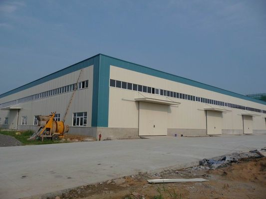 Armazém de Estrutura de Aço com Cobertura em Painel Sandwich e Estrutura Galvanizada