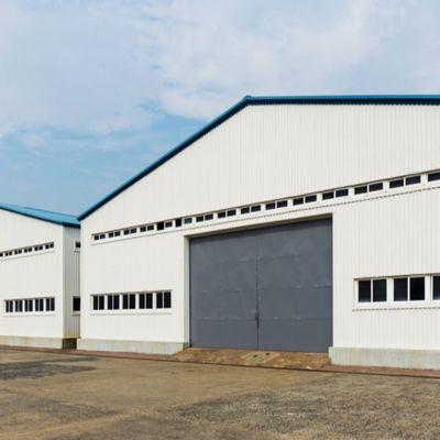 Edifício de engenharia de aço personalizado com coluna de aço H soldada e superfície galvanizada ou pintada