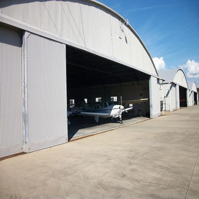 Hangar de aeronave de projeto personalizável com isolamento térmico e acústico opcional e montagem pré-fabricada
