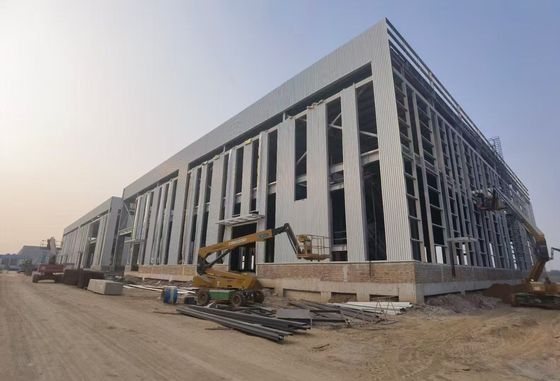 Armazém de estrutura de aço industrial com feixe H e revestimento de telhado de painel de sanduíche