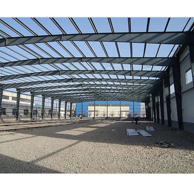 Construção de armazém de estrutura de aço versátil personalizável com revestimento de telhado de painel de sanduíche