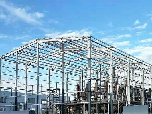 Armazém de estrutura de aço com telhado de painel sanduíche seguro com processamento de perfuração para serviço pesado