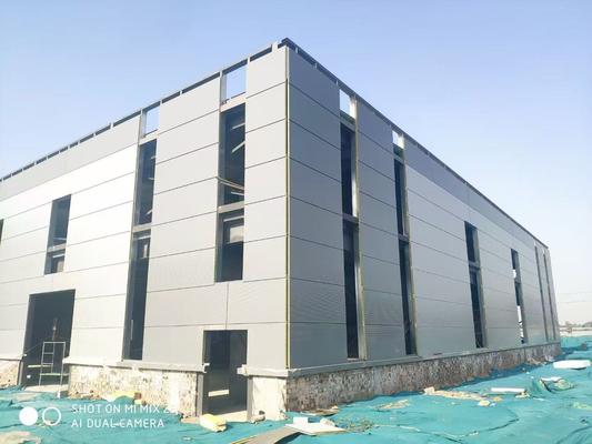 Armazém com estrutura de aço durável com nível de jateamento Sa 2.5 e grau de material europeu S235/S355, apresentando telhado de chapa de aço colorido