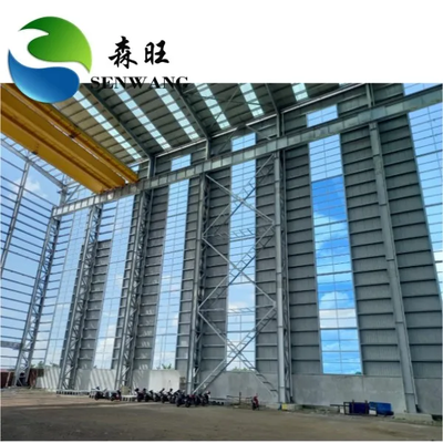 Armazém com estrutura de aço em estilo industrial utilizando tirante de tubo de aço circular projetado para suporte e armazenamento industrial